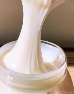 Texture crémeuse et onctueuse du miel blanc du Kirghizistan en gros plan