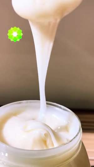 Miel blanc du Kirghizistan versé dans un pot, texture crémeuse et claire